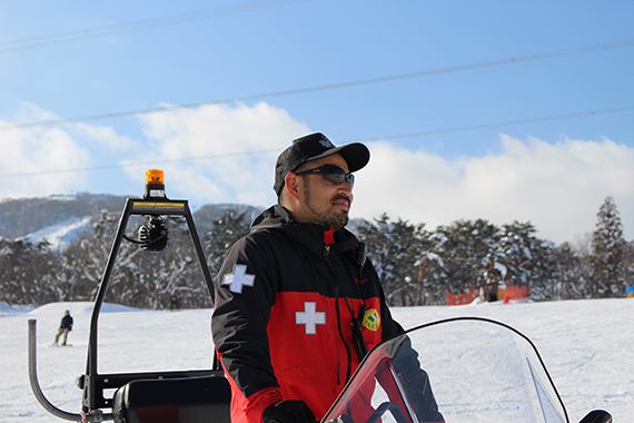 日本スノーボードアカデミー:カードに書き込んでいる画像